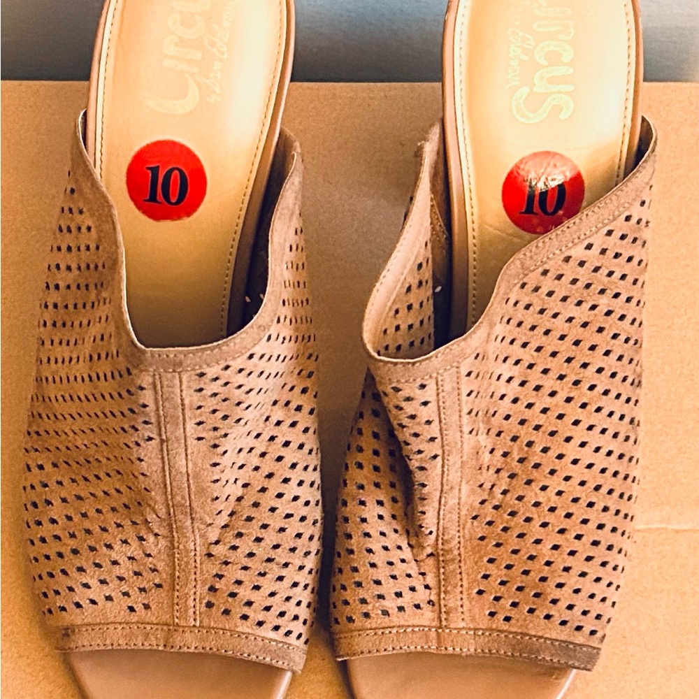 Tan Size 10 Sandals perfect for any occasions !